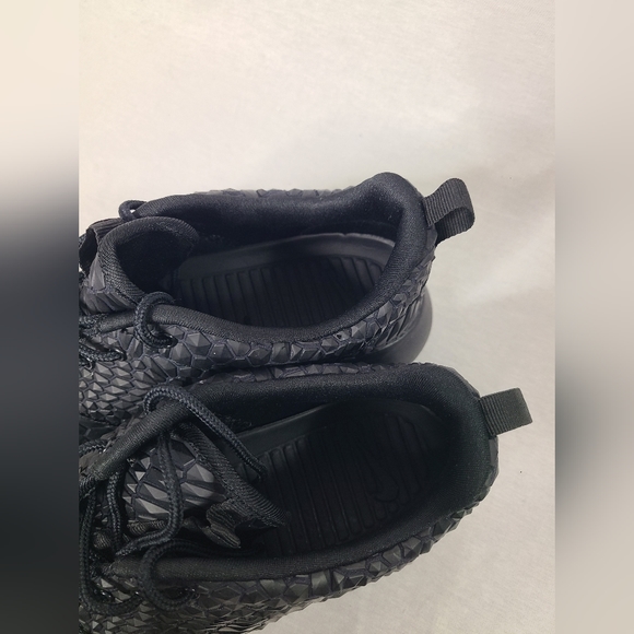 Nike Roshe One DMB (Black) women's SZ 6.5 Shoes #807460-001 Blacked out Rock - Picture 3 of 6